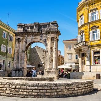 Gezellige binnenstad van Pula met historische gebouwen, smalle straatjes en mediterrane sfeer onder een zachte zon.