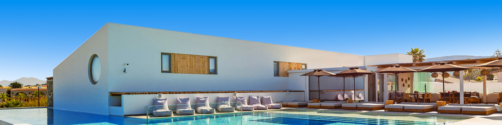 Boutique resort met zwembad en loungebedden