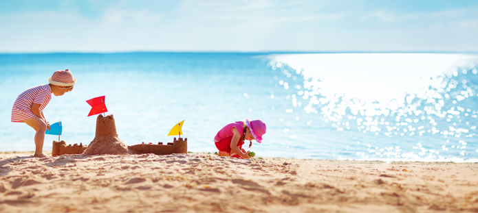 Twee spelende kinderen op het strand