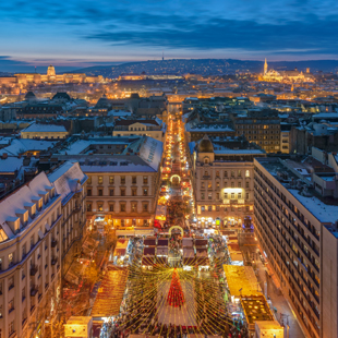 Prachtig verlichtte kersmarkt op het Vörösmarty-plein
