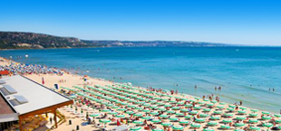 Strand met ligbedjes in Bulgarije