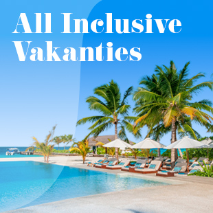 Visual met uitzicht op een all inclusive hotel met zwembad en palmbomen