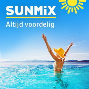 Vrouw in het water op vakantie met Sunmix
