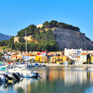 De haven van Dénia, met het Kasteel van Dénia op de achtergrond
