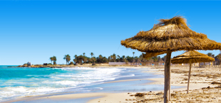 Parasol op het strand bij Djerba in Tunesië