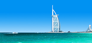 Groenblauwe zee en hotel in Dubai