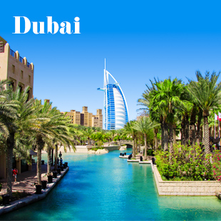 Burj Al Arab torent boven water en palmbomen in Dubai.