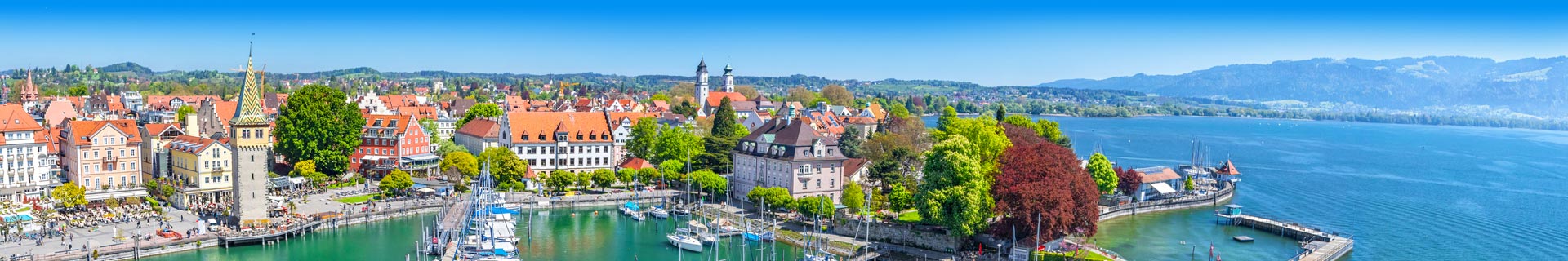 Prachtig uitzicht op een stad, haven en bergen in Duitsland