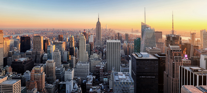 Skyline van New York bij schemer