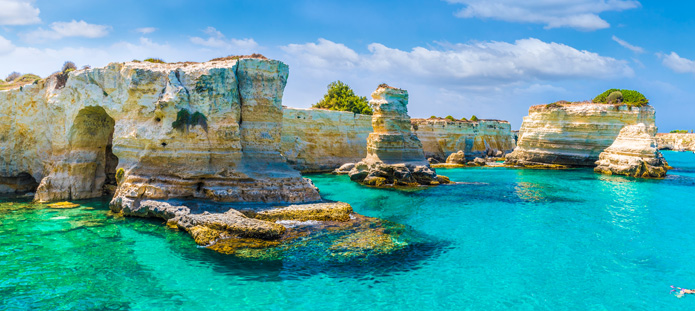 Helderblauwe zeewater bij Puglia