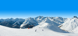 Besneeuwde bergen tijdens wintersport in Frankrijk