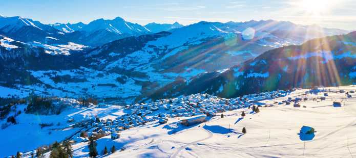 Uitzicht over Zwitserse besneeuwde bergen