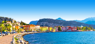 Uitzicht op de kleurrijke huisjes en hotels aan het Gardameer