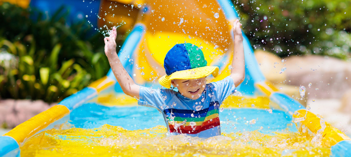 Kind glijdt van glijbaan