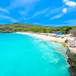 Zandstrand en zee in Curacao