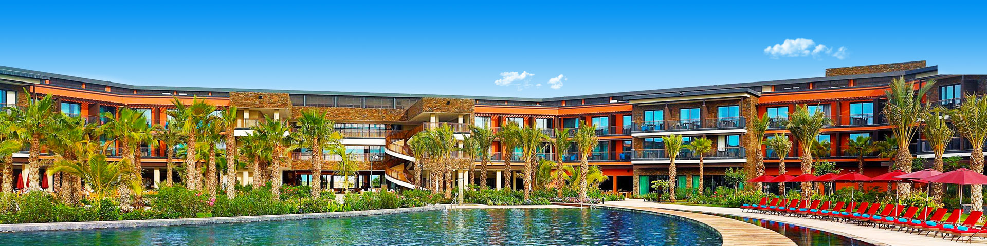 Hotel met ruim zwembad en zonneterras van de Hilton keten