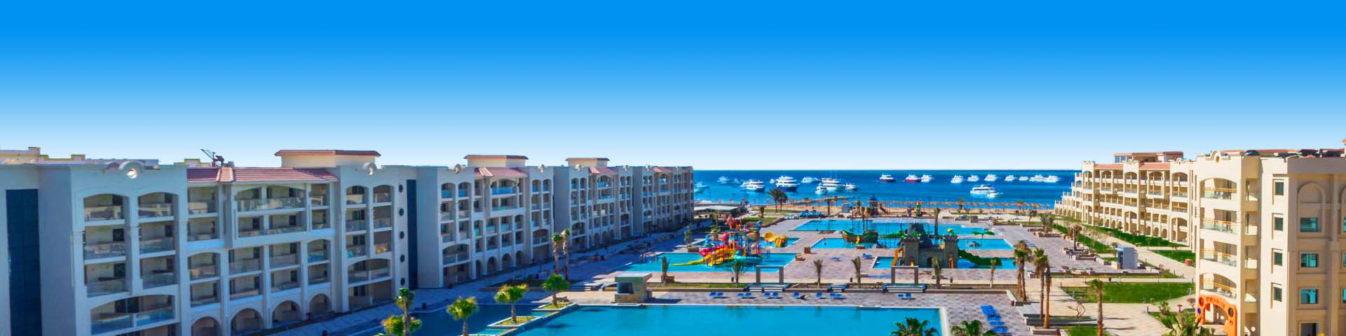Een Pickalbatros hotel met zwembaden en de zee op de achtergrond