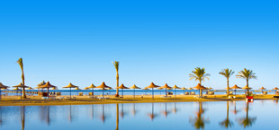 Uitzicht op zee vanaf het strand in Hurghada