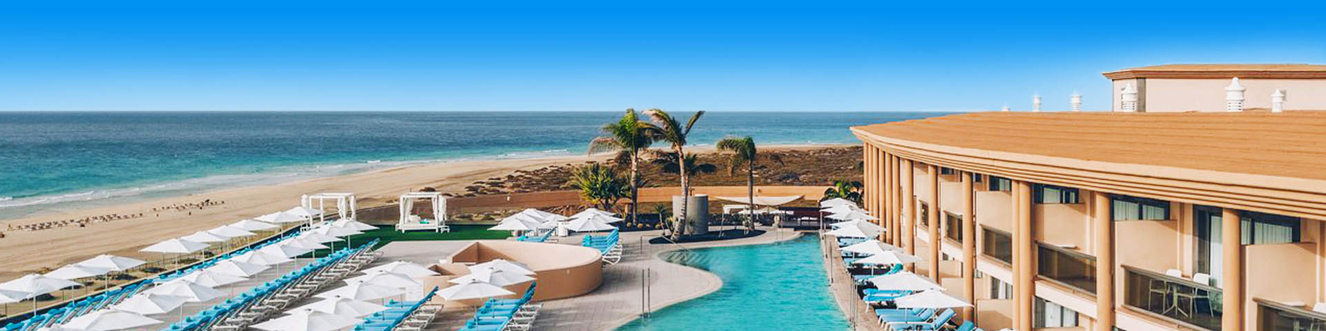 Uitzicht op de zee en het zwembad bij een Iberostar hotel
