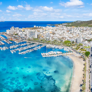 Prachtige baai op Ibiza met hotels aan de kustlijn