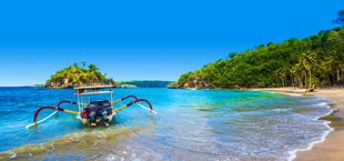 Helderblauwe zee met vissersbootje in Indonesië