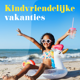 Kindje in een oranje zwemband in het zwembad