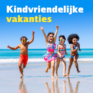 Kindjes spelen in het water van de glijbaan