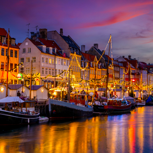 De kleurrijke huisjes op de verlichtte Nyhaven
