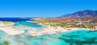 Meerdere baaien met turquoise water en berglandschap Kreta