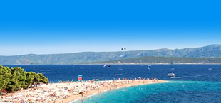 Zlatni Rat strand en een helderblauwe zee in Kroatië