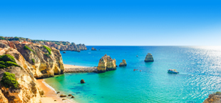 Kustlijn met druk strand aan de Algarve, Portugal