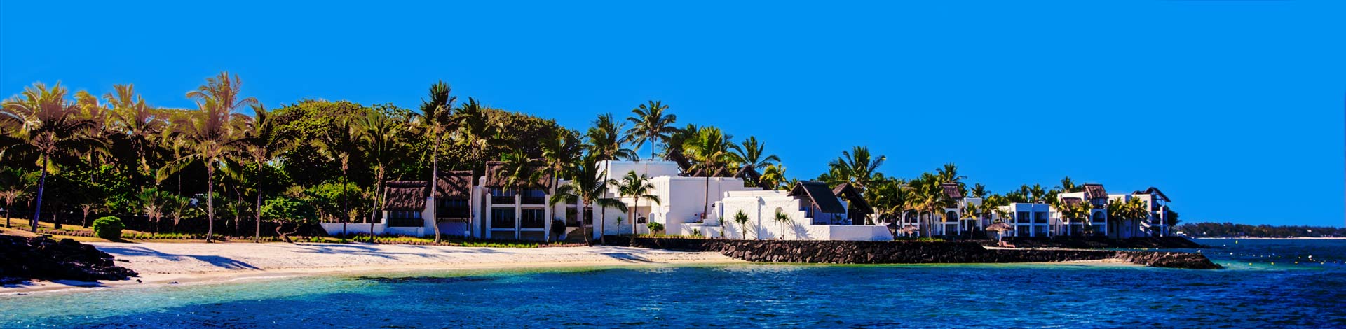 Uitzicht op een baai met een wit hotel