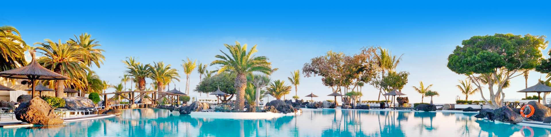 Luxe resort met zwembad en palmbomen op de Canarische Eilanden