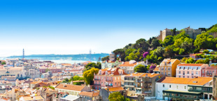 Uitzicht over de stad en bergen van Lissabon