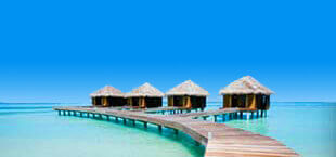 Waterbungalows boven helderblauwe zee bij de Malediven