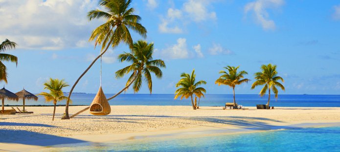 Een strand op de Malediven, perfect te bezoeken als je je vakantiedagen slim inzet