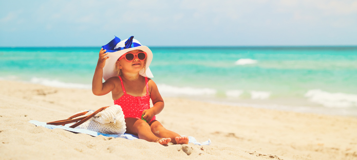 Kind op strand op Mallorca