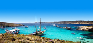 Boten in baai met helderblauwe zee Malta
