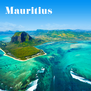 Strand met boten, Mauritius, blauwe zee en palmbomen, tekst: Mauritius bovenaan.
