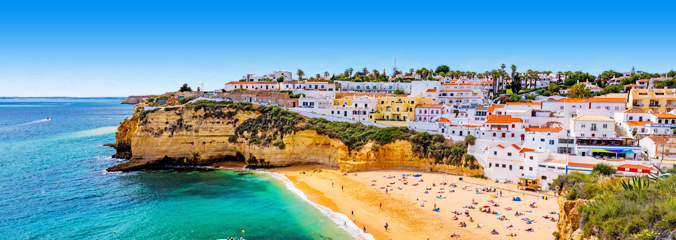 Sfeerbeeld van een wit dorpje op een klif aan het strand in de Algarve