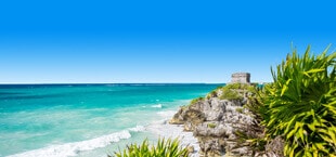 Helderblauwe zee en wit zandstrand, Mexico