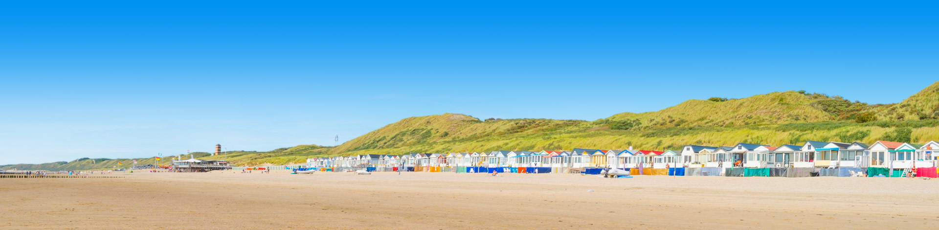 Gekleurde trandhuisjes op het strand in Nederland