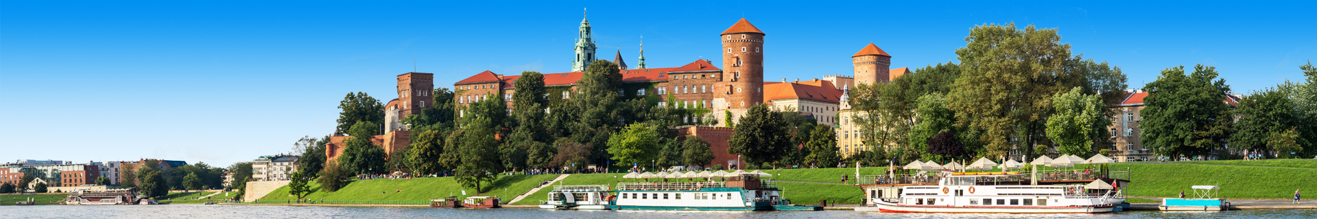 Uitzicht op gebouwen, een rivier en boot in Polen