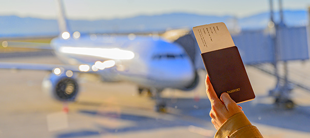 Paspoort op de luchthaven met vliegtuig op de achtergrond