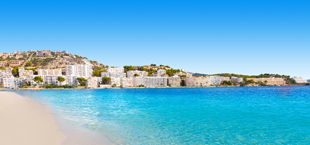 Helderblauwe zee op tropische zonbestemming