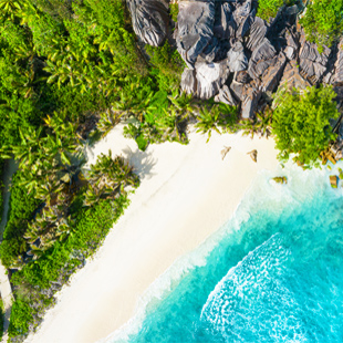 Adembenemend helderblauwe zee bij Seychellen