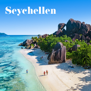 Strandwandelaars genieten van Seychellen, granieten rotsen en turquoise zee.