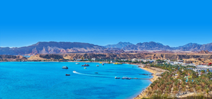 Kustlijn met strand, zee en bergen in Sharm el-Sheikh