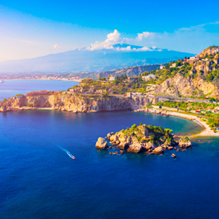 Uitzicht op de rotsachtige kustlijn aan de blauwe zee van Sicilië