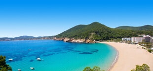 Helderblauwe zee met wit strand in Spanje